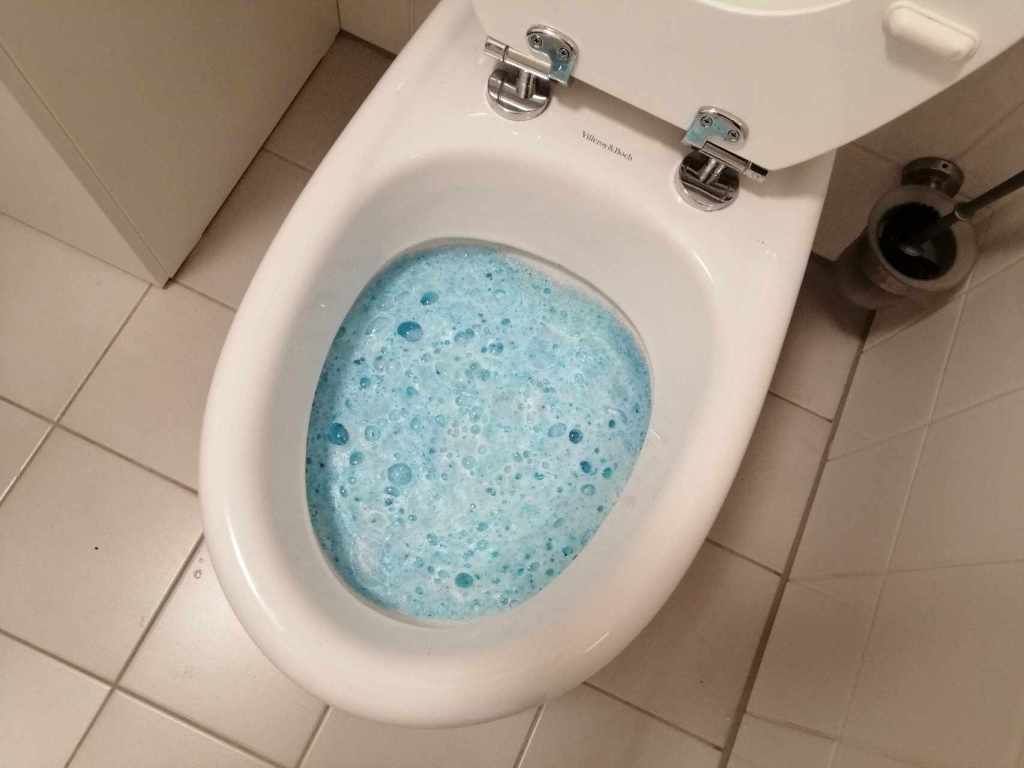 Blauer WC-Schaum in der Toilette.