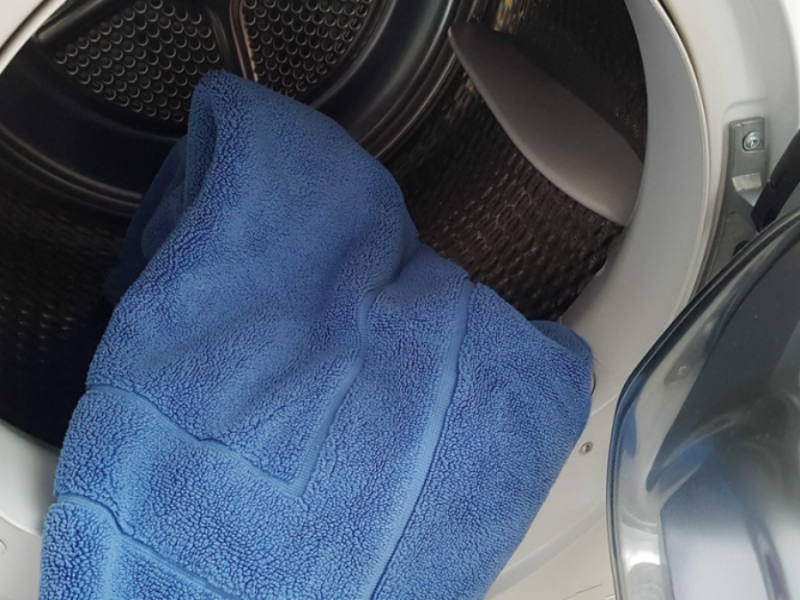 Ein Badteppich in einer Waschmaschine.