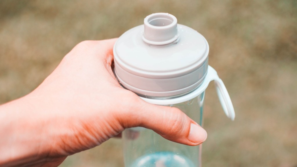 Mehr Bakterien als im Klo: 4 Tricks, um deine Trinkflasche zu reinigen