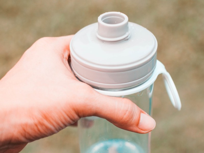 Mehr Bakterien als im Klo: 4 Tricks, um deine Trinkflasche zu reinigen