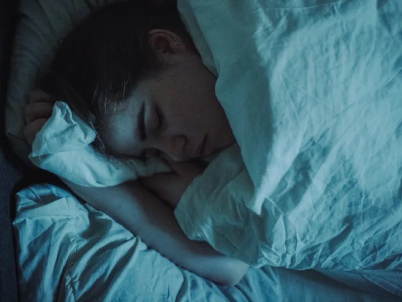 Eine Frau liegt im Bett und schläft.
