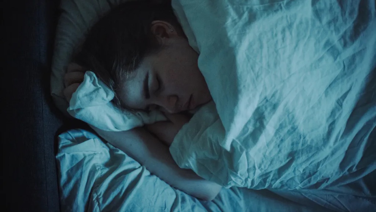 Eine Frau liegt im Bett und schläft.