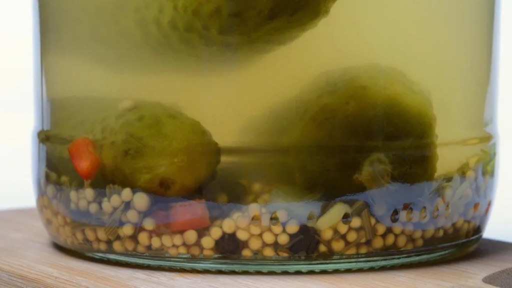Gurkenwasser in einem Glas.
