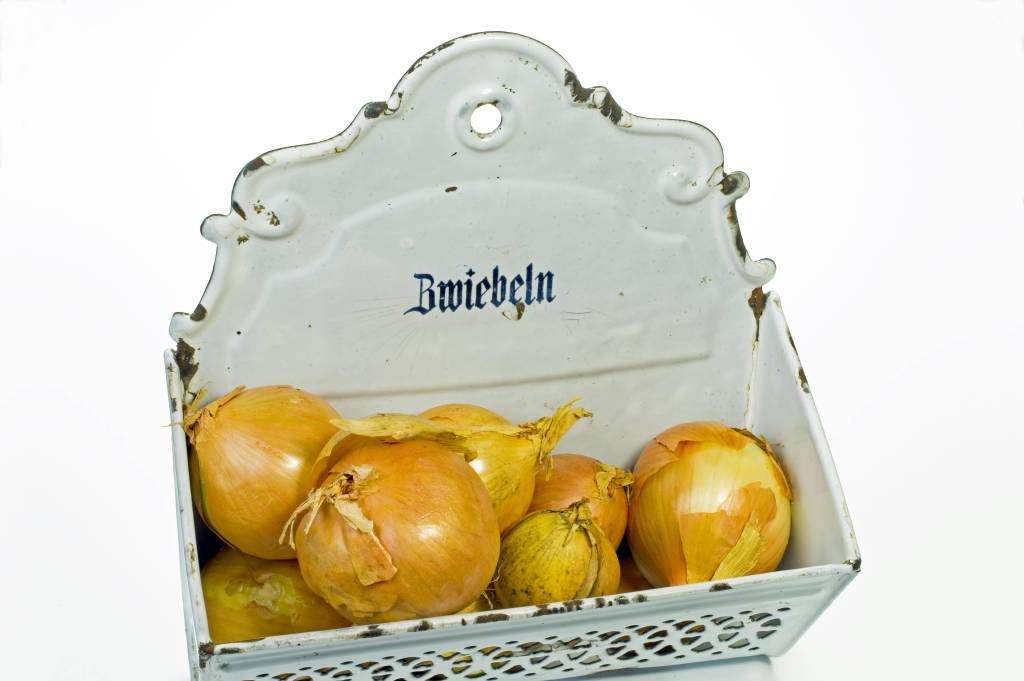 Zwiebeln in einem Kasten