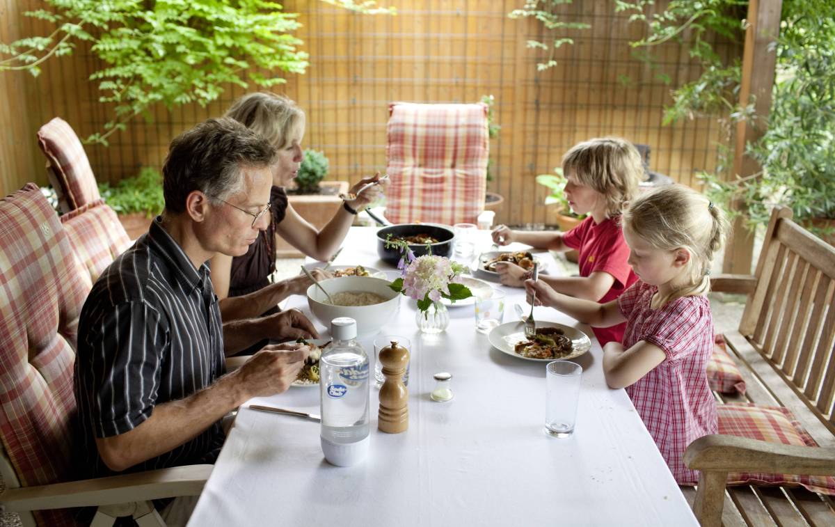 Familie beim gemeinsamen Essen