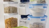 Verschieden Lebensmittel und Gewürze in Frischhaltedosen