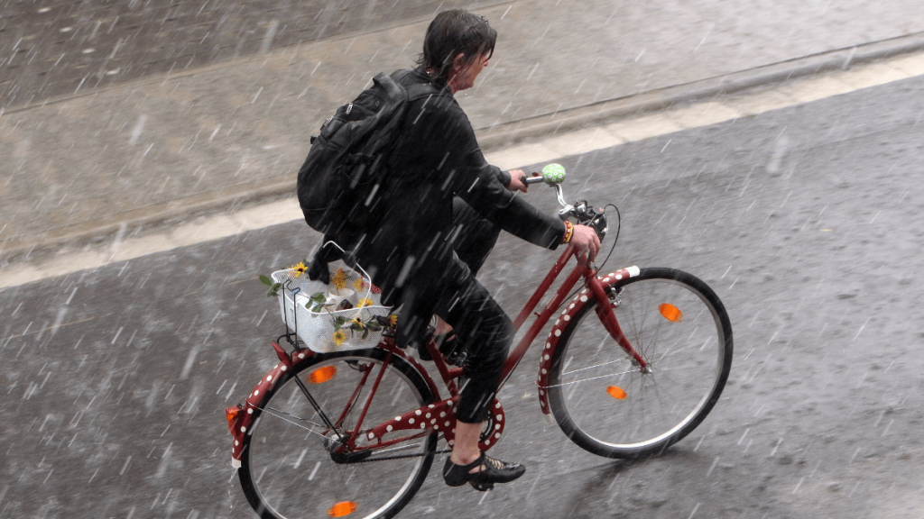 So solltest du dich als Radfahrer während eines Gewitters verhalten