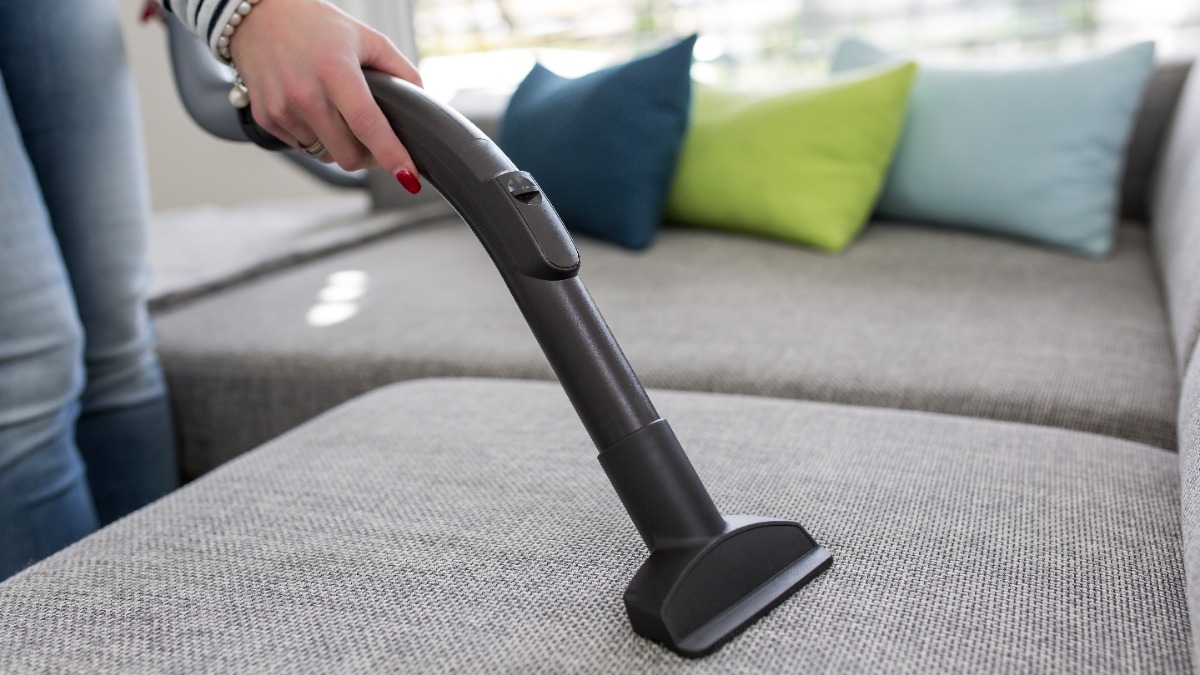 Sofa reinigen mit Staubsauger