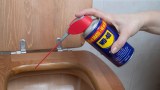 Jemand benutzt WD-40 zur Reinigung der Toilette. Diesen Fehler solltest du vermeiden.