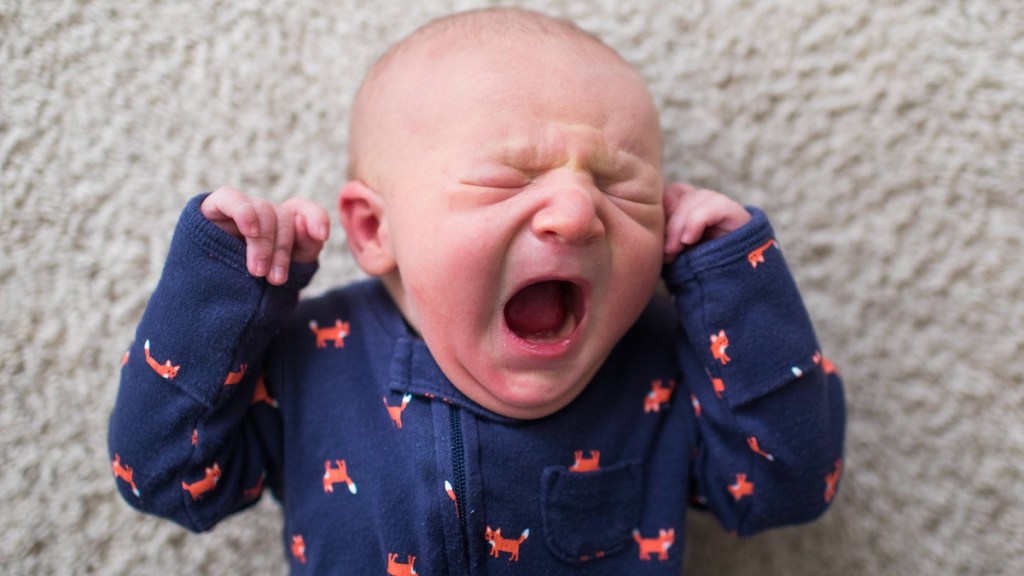 Ein Baby weint und kann sich nicht beruhigen.