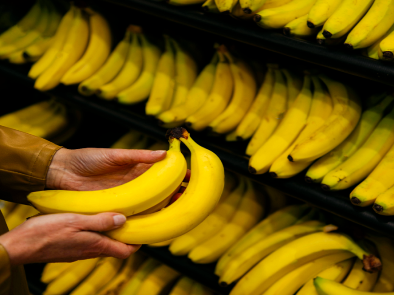Person hält Bananen in der Hand