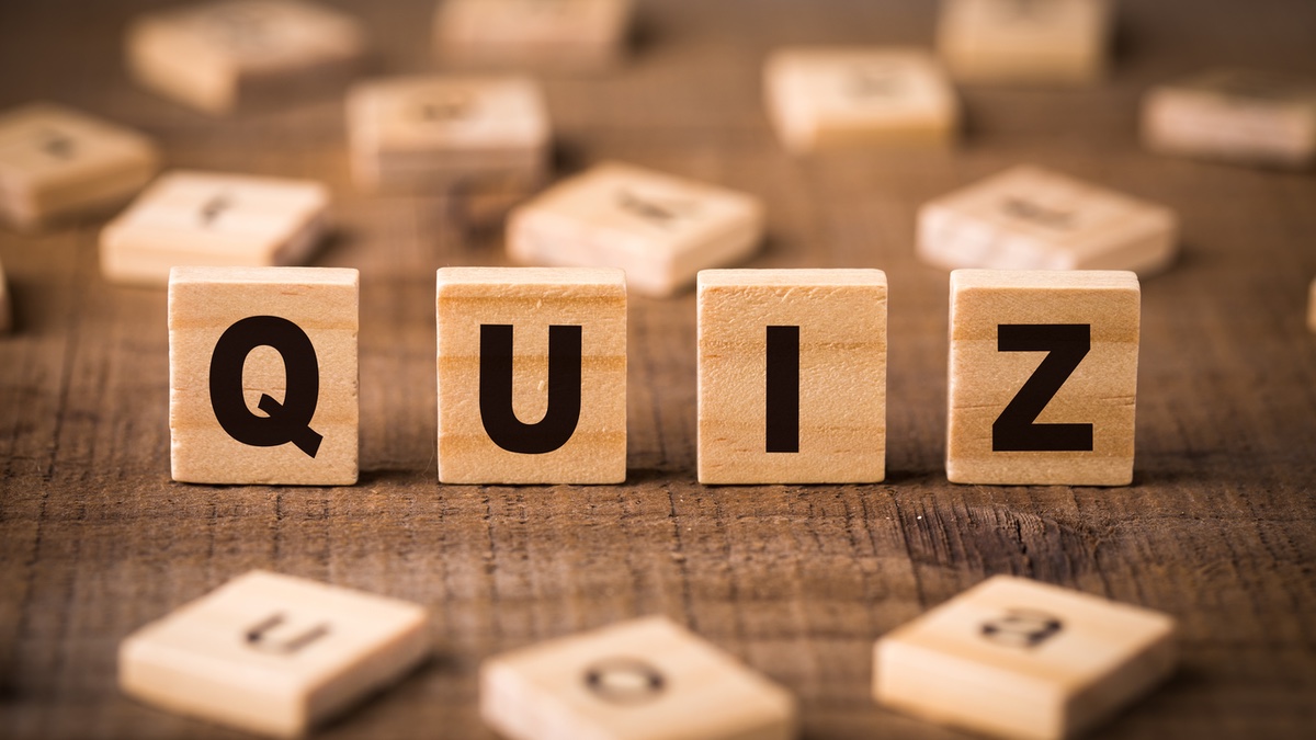 Das Wort „Quiz“ in Buchstaben aus Holz.