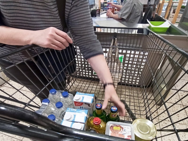 Einkauf am Kassenband im Supermarkt einpacken.