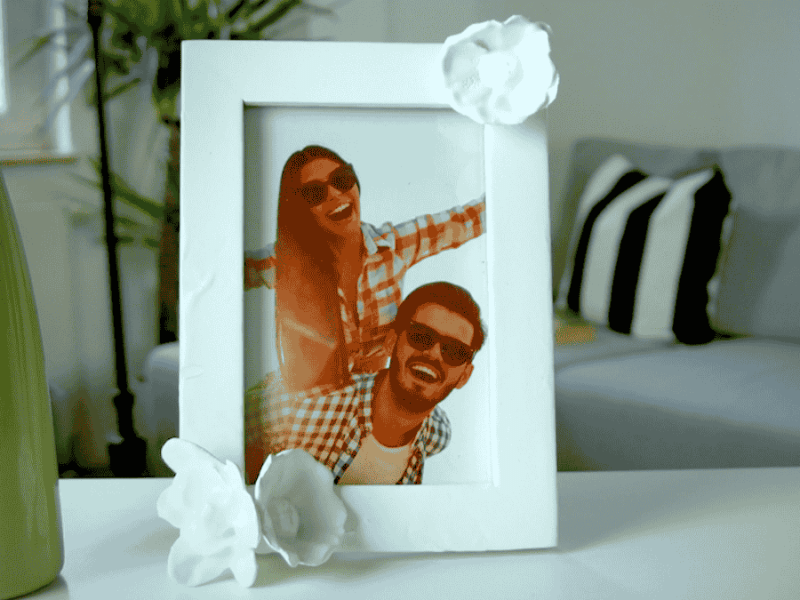 Geschenke zum Muttertag, Bilderrahmen mit weißen Blumen