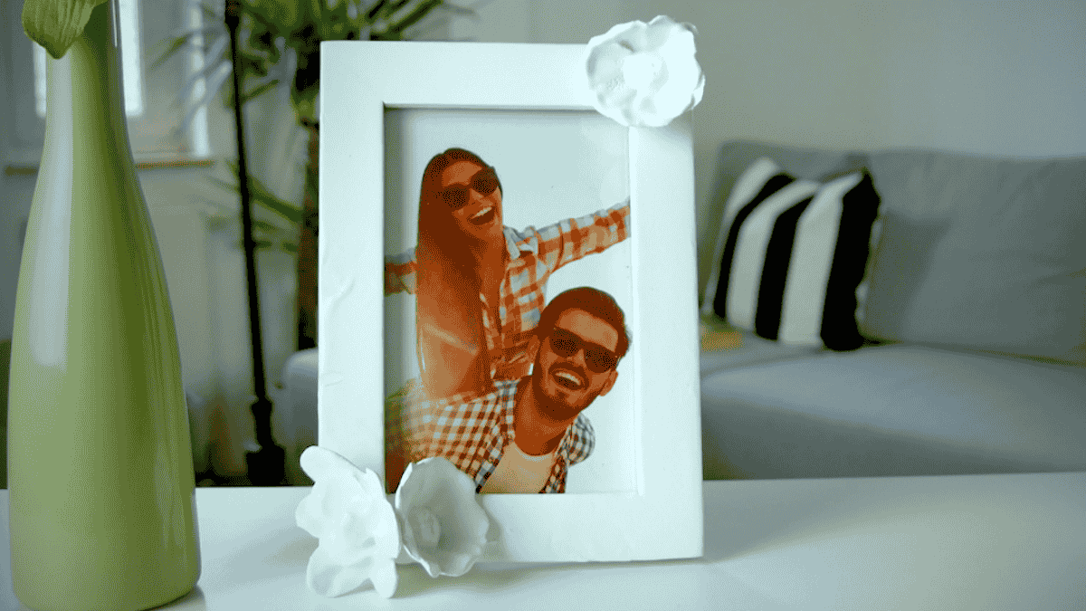 Geschenke zum Muttertag, Bilderrahmen mit weißen Blumen