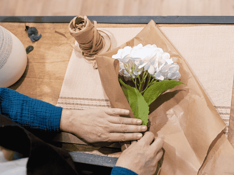 Basteln zum Muttertag, Blummen verpacken