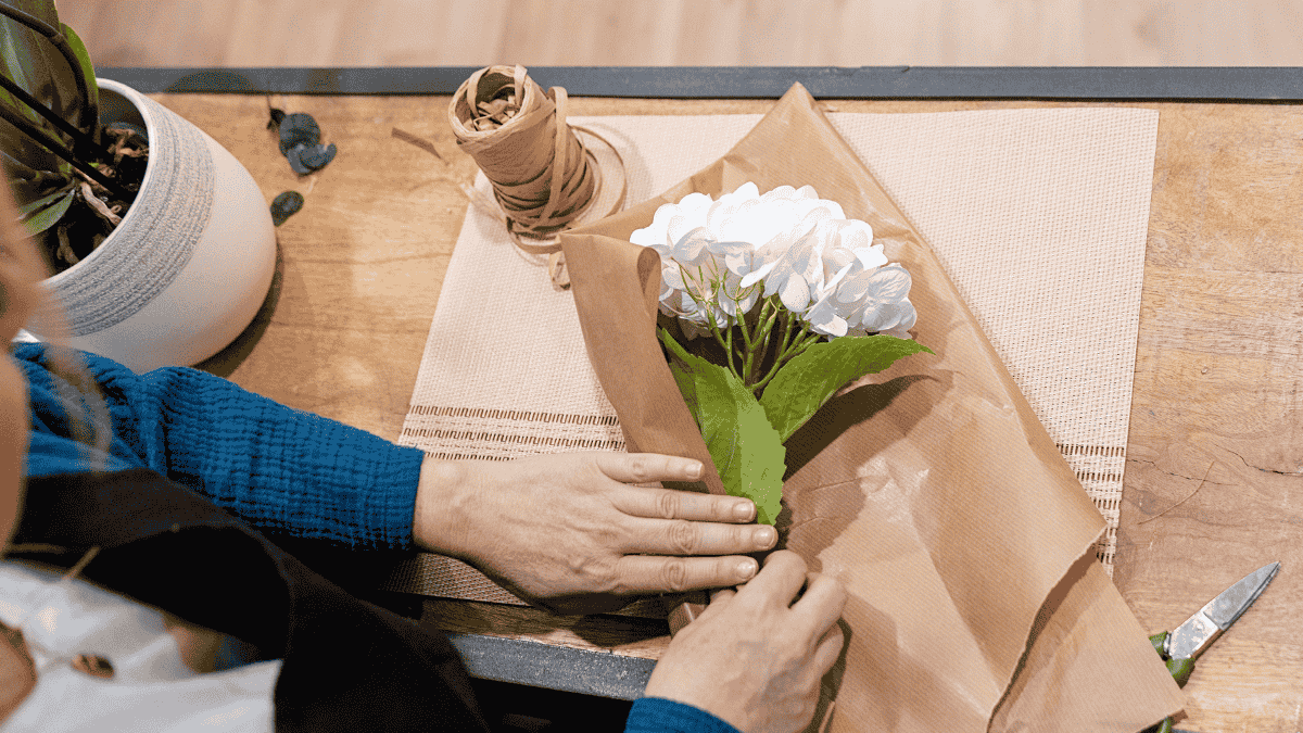 Basteln zum Muttertag, Blummen verpacken