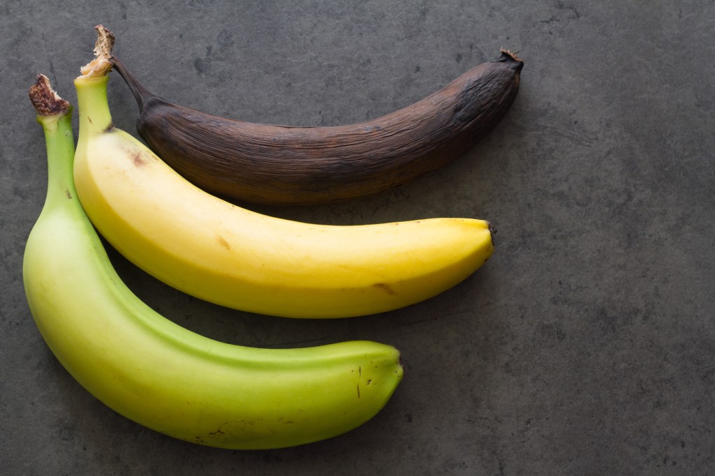 Grüne, gelbe und braune Banane
