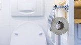 Nahaufnahme einer Klopapierhalterung.