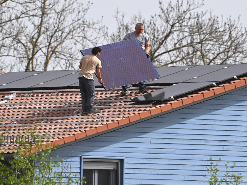 Bauarbeiter bringen Solaranlage auf Dach an