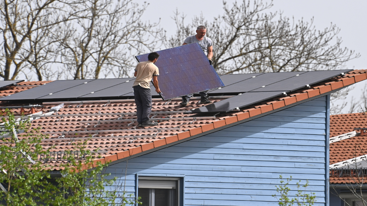 Bauarbeiter bringen Solaranlage auf Dach an
