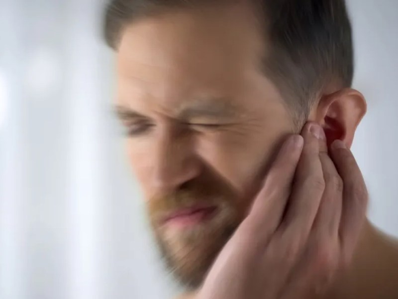 Mann leidet unter Tinnitus.