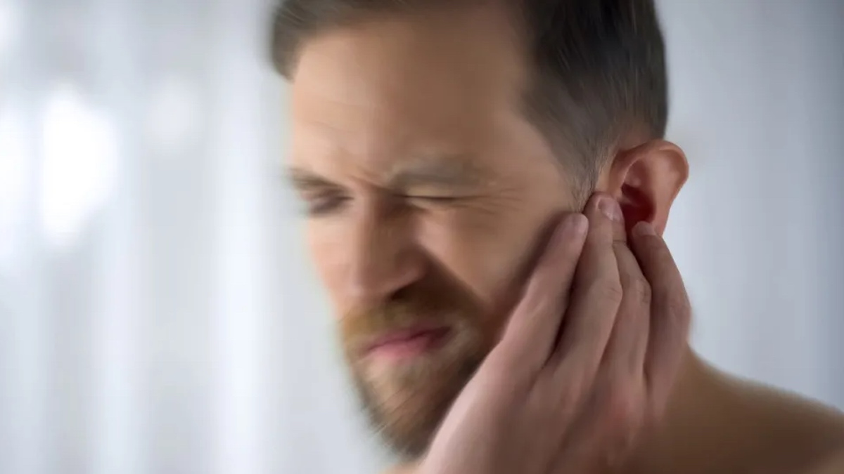 Mann leidet unter Tinnitus.