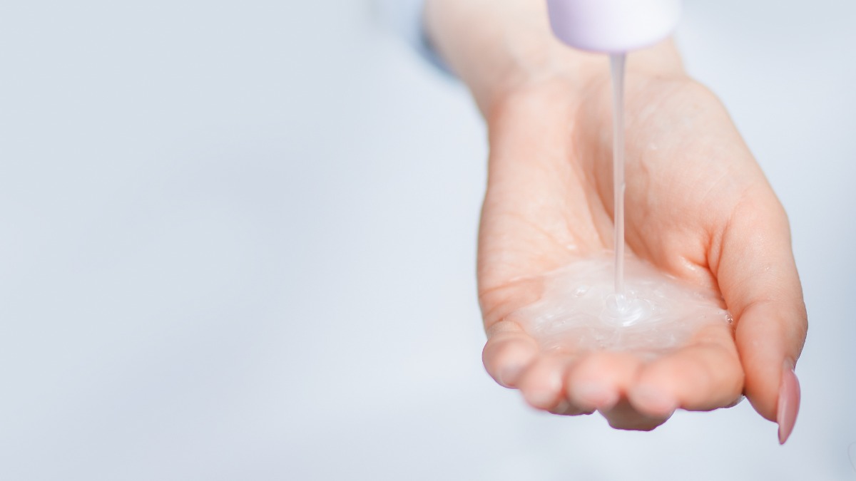Shampoo als Putzmittel: Haarshampoo wird aus der Flasche auf eine Hand gedrückt
