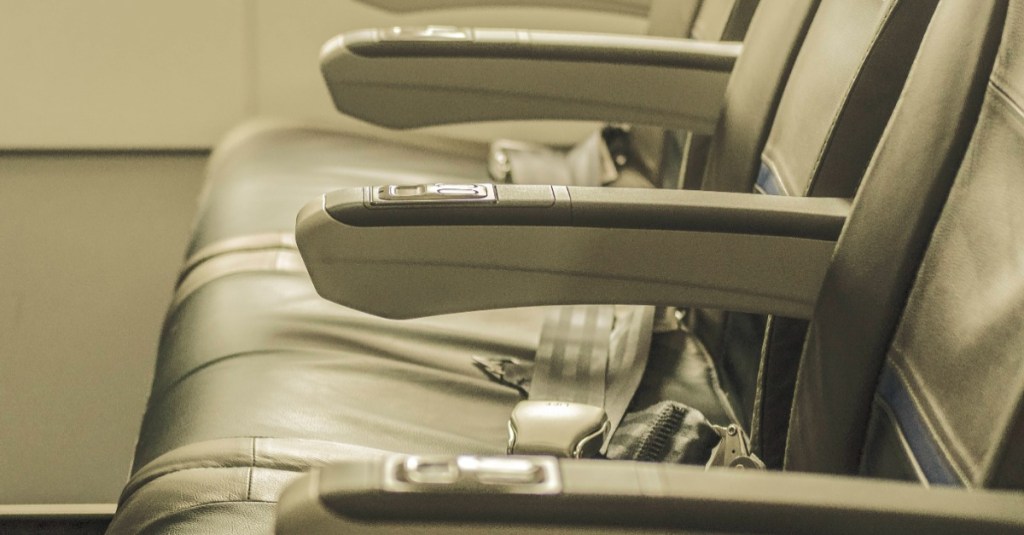 eine Sitzreihe im Flugzeug