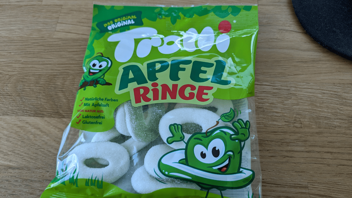 Eine Packung Apfelringe-Gummibärchen.