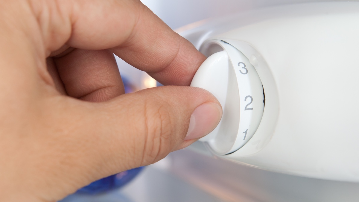 Kühlschrank-Temperatur richtig einstellen im Sommer.