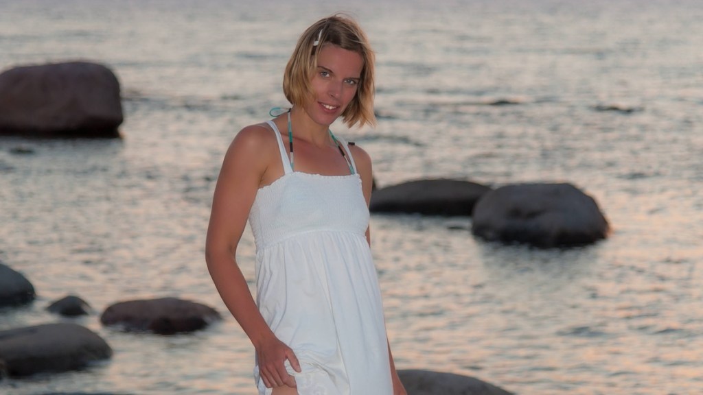 Frau posiert am Strand.