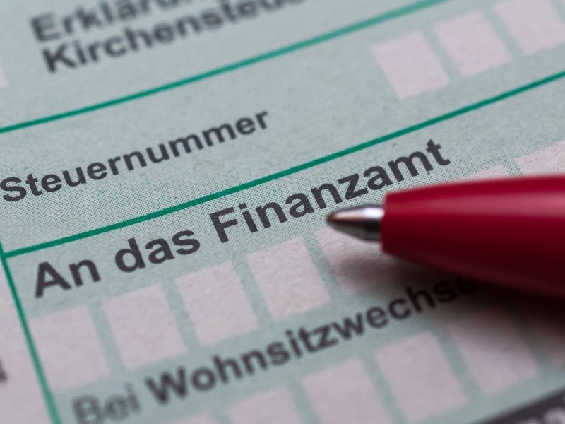 Ein Formular für eine Steuererklärung mit einem Kugelschreiber.