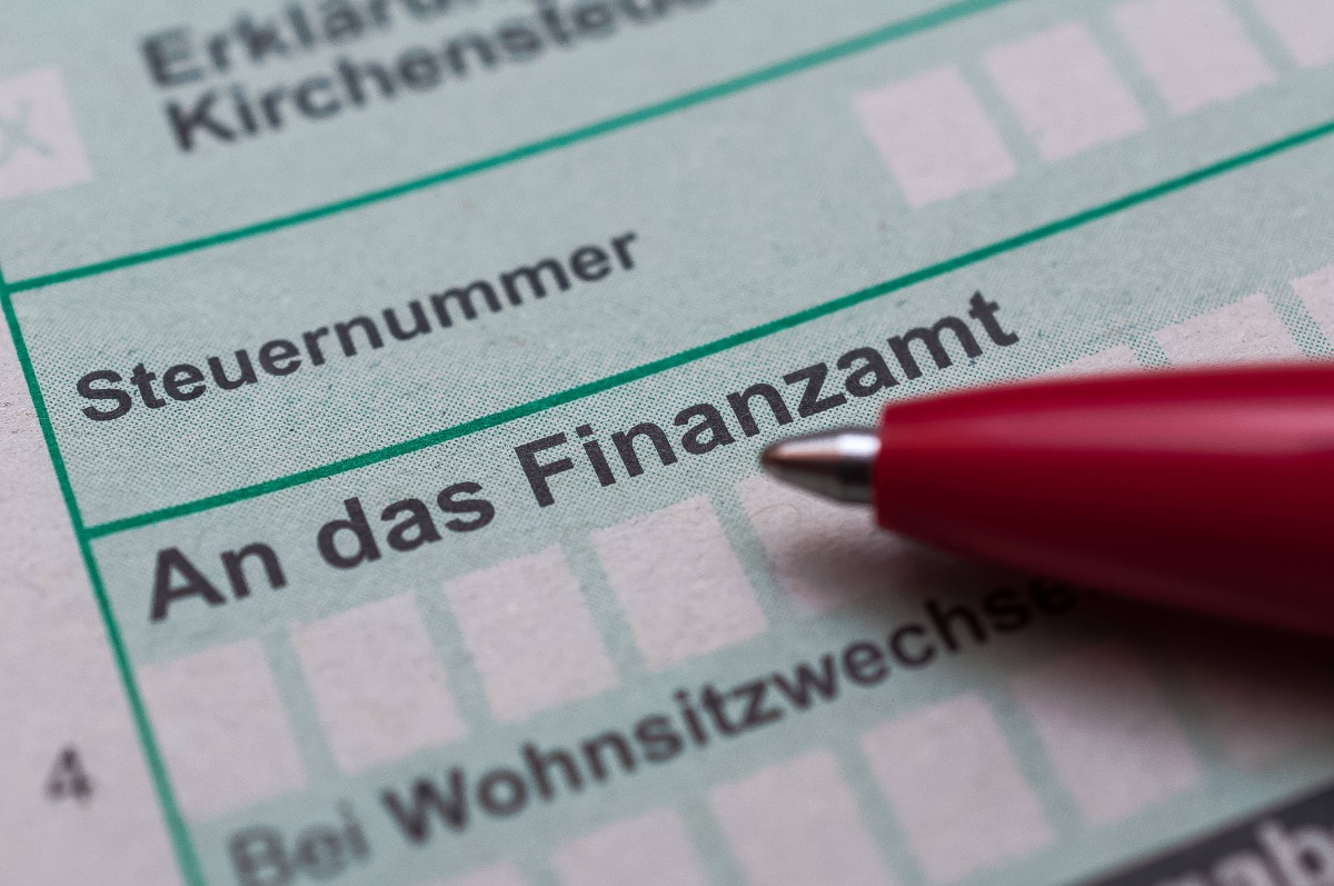 Ein Formular für eine Steuererklärung mit einem Kugelschreiber.