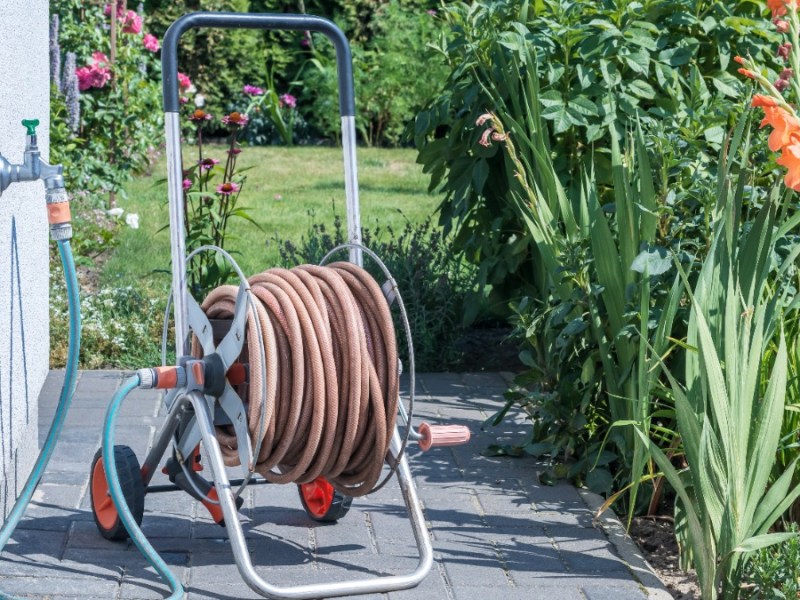 Garten: 4 geniale Ideen, damit dein Gartenschlauch nicht im Weg liegt