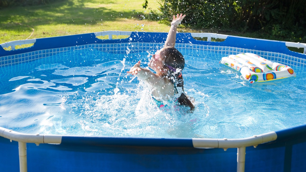 Ein Mädchen badet in einem Pool.