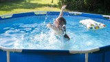 Ein Mädchen badet in einem Pool.