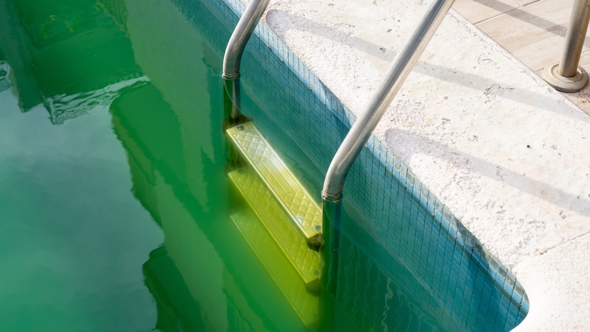 Das Wasser in einem Pool ist gekippt.