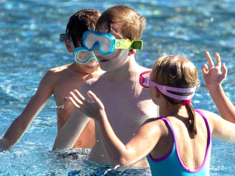 Kinder mit Taucherbrille im Freibad