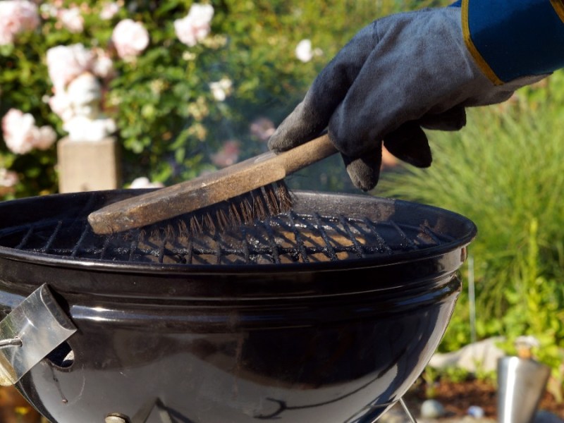 Reinigung: Streu Kaffee auf den dreckigen Grill – Nie wieder schrubben!