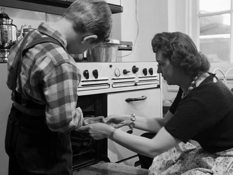 Mutter beim Kuchen backen mit ihrem Kind.