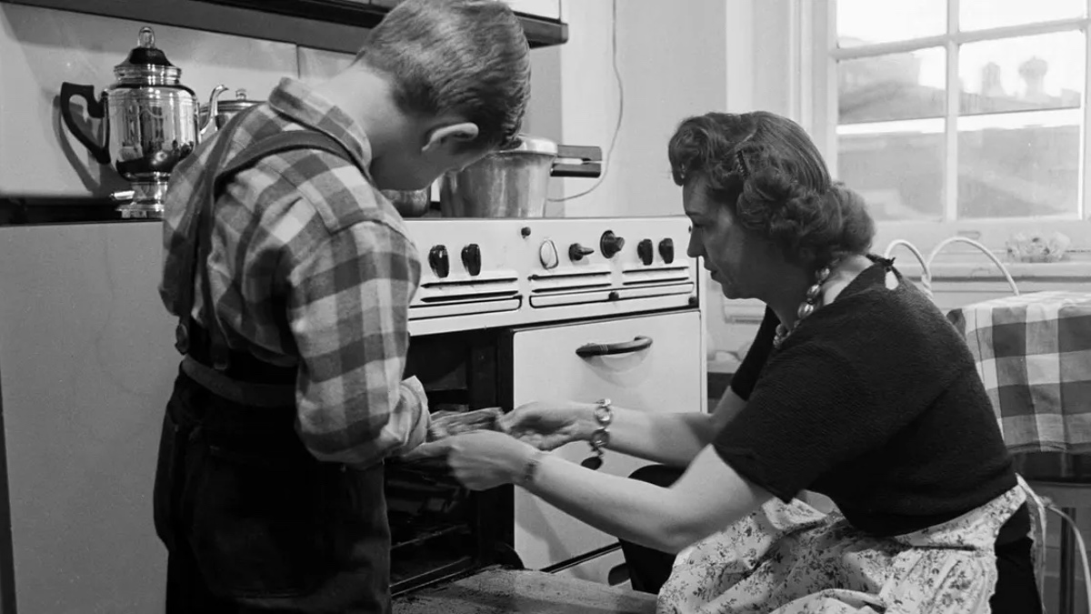 Mutter beim Kuchen backen mit ihrem Kind.