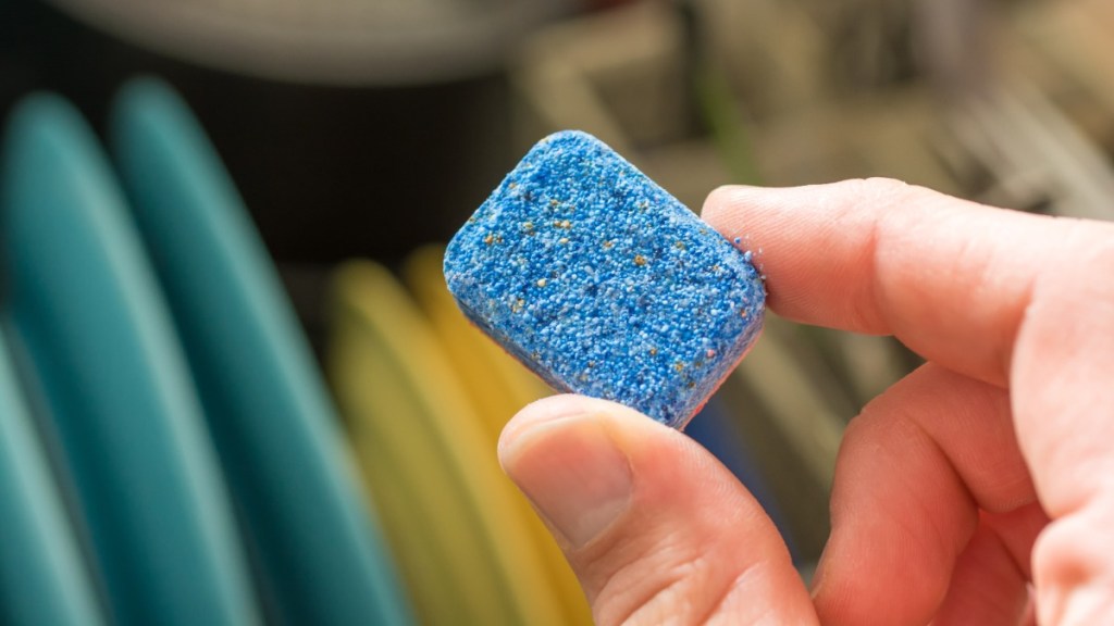 ein blaues Geschirrspültab