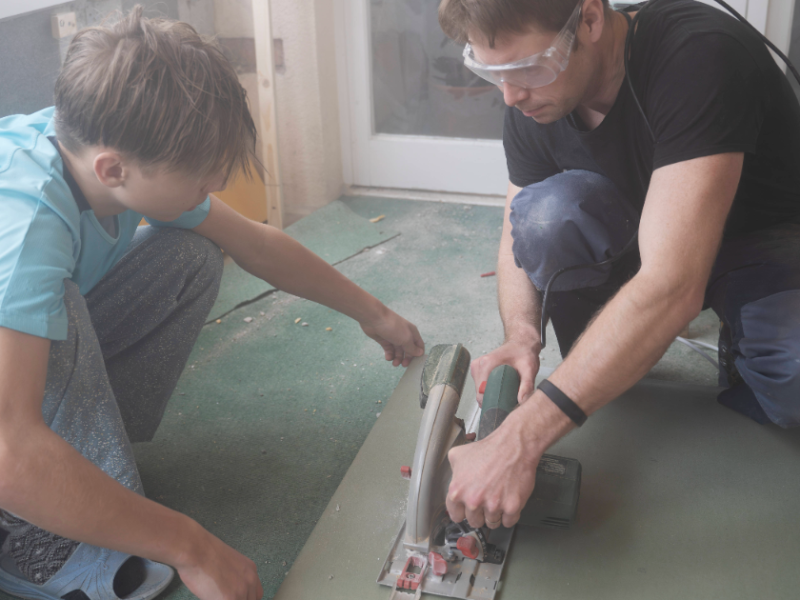 Vater und Sohn beim Heimwerken am Sonntag.