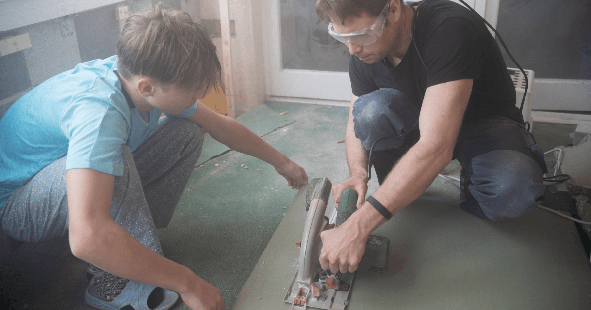 Vater und Sohn beim Heimwerken am Sonntag.