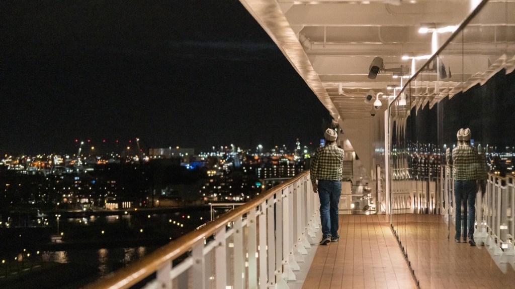 Kreuzfahrtschiff in der Dunkelheit.