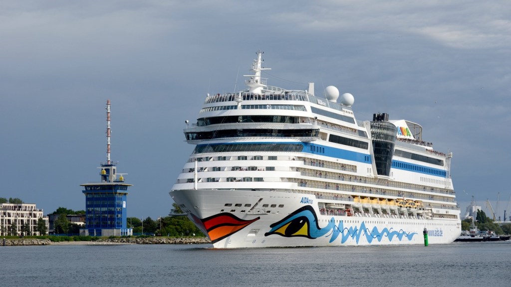 Ein Kreuzfahrtschiff ist unterwegs.