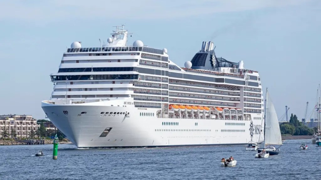 Ein Kreuzfahrtschiff ist unterwegs.