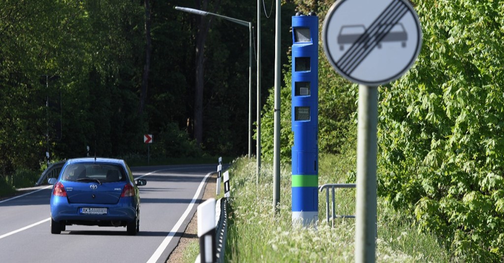 blaue Mautkontrollsäule am Strßenrand