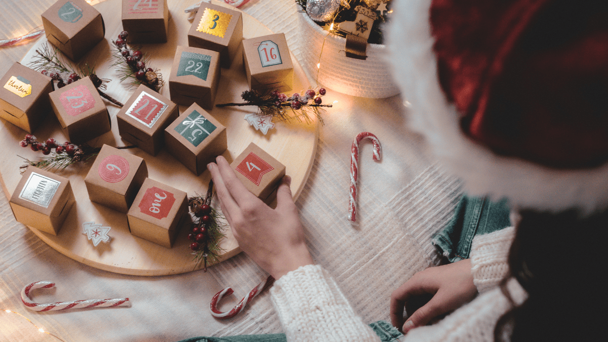 Teenager öffnet Adventskalender